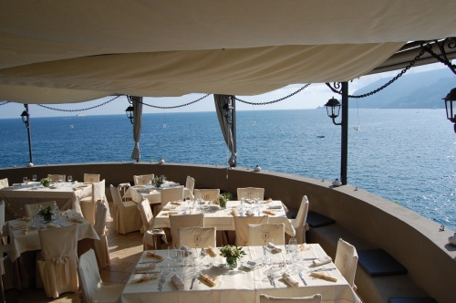 La terrazza Bellavista con panorama sul mare della costiera